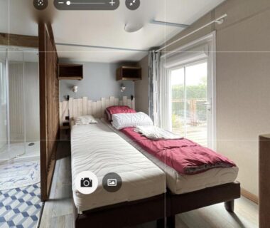 Chambre avec deux lits simples et baie vitrée dans le Mobilhome tout confort