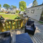Terrasse avec fauteuils et jardin du mobilhome N10 Camping Paradis Le Pouldu