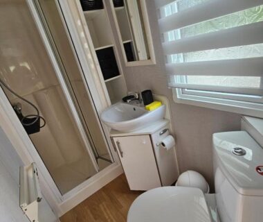 Salle de bains avec douche lavabo et WC dans le mobilhome N10 du Camping Paradis Le Pouldu
