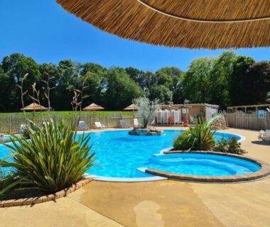 Piscine extérieure et parasols au Mobilhome tout confort 4 pers 2 chambres N10 Camping Paradis Le Pouldu
