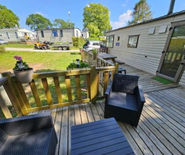 Terrasse avec fauteuils et jardin du mobilhome N10 Camping Paradis Le Pouldu
