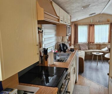Cuisine équipée et séjour lumineux dans le Mobilhome tout confort 4 pers 2 chambres N10 Camping Paradis Le Pouldu