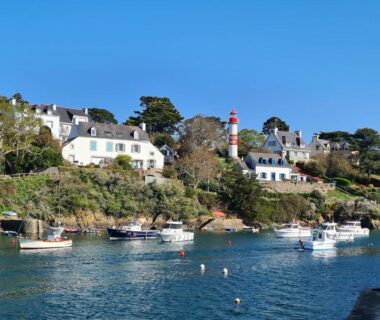 Baie avec bateaux et phare depuis Mobilhome tout confort 4 pers 2 chambres N10 Camping Paradis Le Pouldu