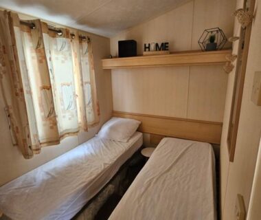 Chambre avec deux lits simples dans le mobilhome tout confort 4 pers 2 chambres N10 Camping Paradis Le Pouldu