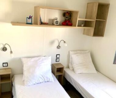 Chambre avec deux lits simples dans le mobilhome tout confort 40 m2 pour 4 personnes