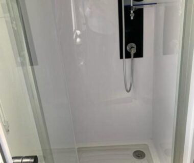 Cabine de douche blanche et pommeau réglable dans le mobilhome tout confort 40 m2 pour 4 personnes
