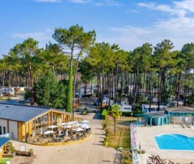 Piscine et pinède dans le camping près du Mobilhome tout confort 40 m2 pour 4 personnes