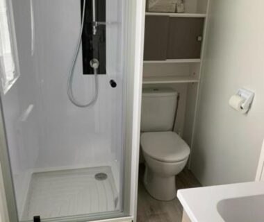 Salle de bain avec douche et WC du Mobilhome tout confort 40 m2 pour 4 personnes