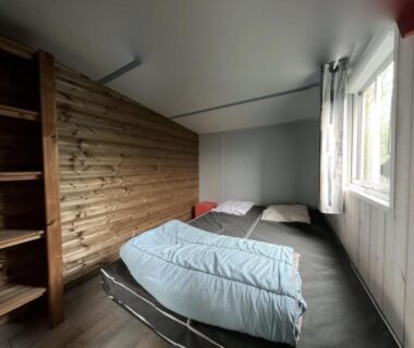 Chambre intérieure avec deux lits dans le Mobilhome tout confort