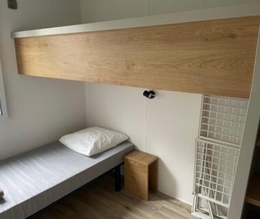 Chambre avec lit simple et couchette haute dans le Mobilhome tout confort M9 domaine de Lanniron