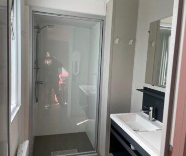 Salle de bain avec douche et lavabo dans le mobilhome tout confort M9 domaine de Lanniron