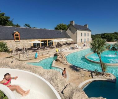 Piscine extérieure avec toboggan au mobilhome tout confort M9 du domaine de Lanniron