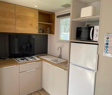 Cuisine équipée dans le mobilhome tout confort M9 du domaine de Lanniron