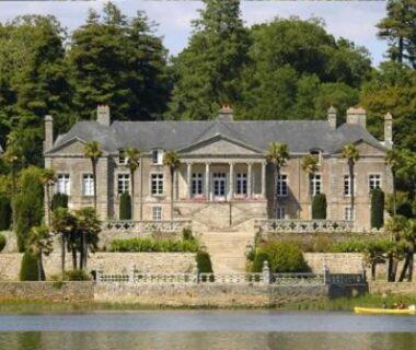 Façade de manoir au bord du lac du Mobilhome tout confort M9 domaine de Lanniron