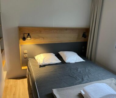 Chambre avec lit double et fenêtre du mobilhome tout confort M9 domaine de Lanniron