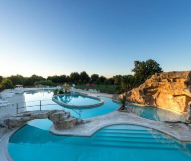 Espace piscine extérieur avec bassins et cascades au Mobilhome tout confort M9 domaine de Lanniron