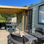 Terrasse en bois avec salon extérieur du mobilhome tout confort R10 domaine de lanniron