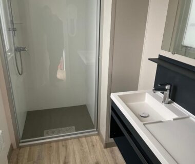 Salle de bain avec douche et lavabo du Mobilhome tout confort R10 domaine de lanniron