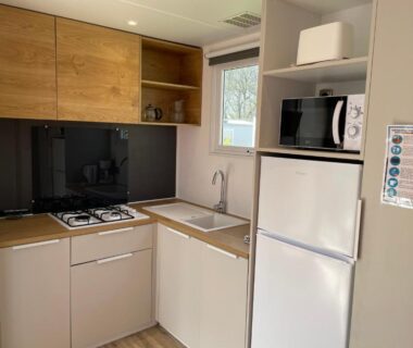 Kitchenette équipée dans le mobilhome tout confort R10 domaine de lanniron