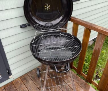 Terrasse en bois avec barbecue au charbon du Mobilhome tout confort R10 domaine de lanniron
