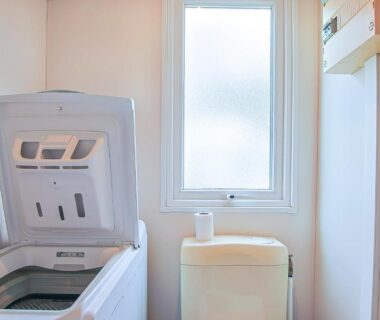 Buanderie avec lave-linge et placard dans le mobilhome tout équipé bois masson