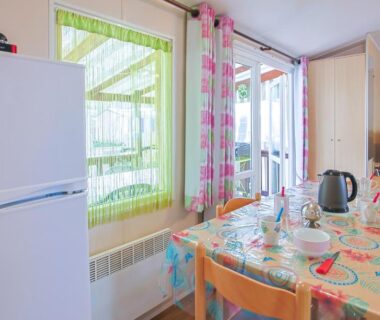 Coin repas et kitchenette dans le Mobilhome tout équipé bois masson