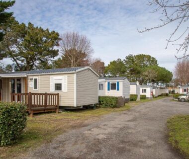 Allée de mobil-homes et arbres du Mobilhome tout équipé bois masson