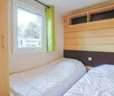 Chambre avec deux lits simples du Mobilhome tout équipé bois masson