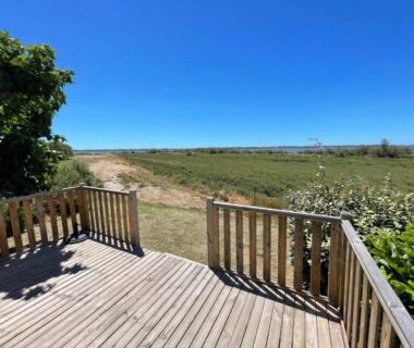 Terrasse en bois donnant sur le lac au Mobilhome vue lac 4 étoiles Lac des Rêves