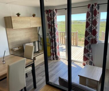 Séjour et terrasse donnant sur le lac du Mobilhome-vue lac 4 étoiles Lac des Rêves
