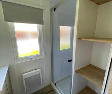 Salle d'eau avec douche et étagères dans le Mobilhome-vue lac-4 étoiles -Lac des Rêves