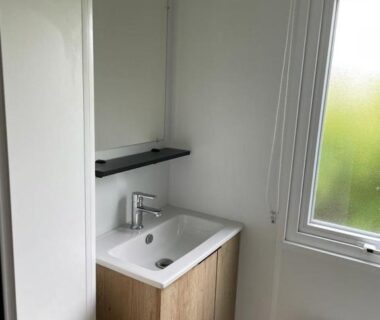 Salle de bains avec lavabo et meuble dans le mobilhome Mobilhome-vue lac-4 étoiles -Lac des Rêves