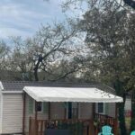 Terrasse ombragée en Ardèche avec chaises et store dans le Mobilhome Sandra