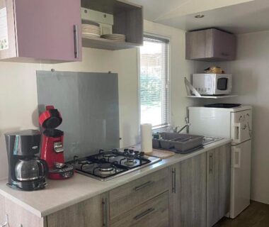 Kitchenette équipée avec plaque gaz et cafetière dans le mobilhome Sandra