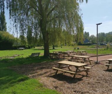 Aire de pique-nique sous un saule aux Mobilhomes Cozy 2 ou 3 chambres en bordure d'étang