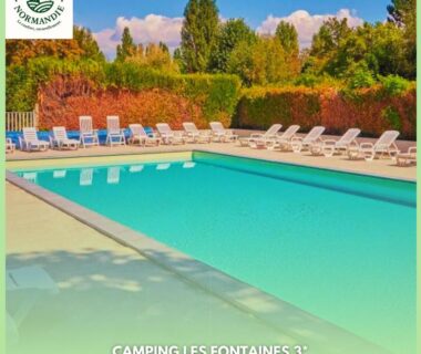 Piscine extérieure avec transats au mobilhome Cozy du Camping Les Fontaines