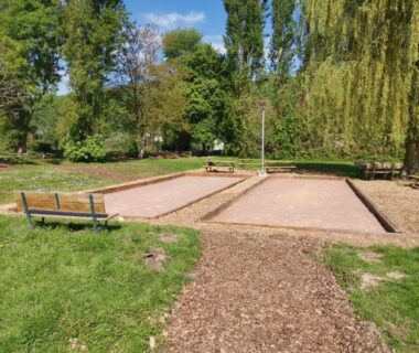 Aire de pétanque et bancs dans espace vert au Mobilhomes Cozy 2 ou 3 chambres en bordure d'étang