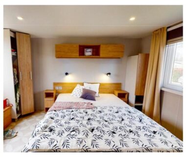 Chambre avec lit double et rangements au Mobilhomes Quiberon Camping Conguel Bord de Mer
