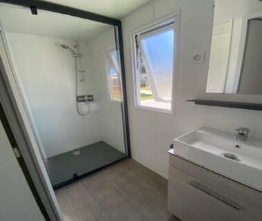 Salle de bain avec douche et lavabo des Mobilhomes Quiberon Camping Conguel Bord de Mer
