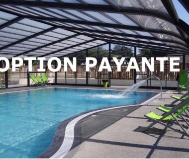 Piscine couverte avec chaises longues et voûte vitrée au Mobilhomes Quiberon Camping Conguel