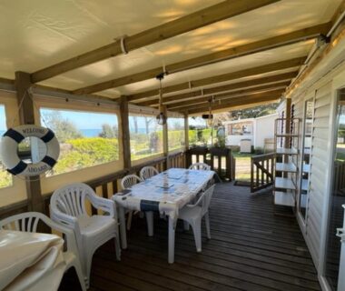 Terrasse couverte avec table et chaises du Mobilhomes Quiberon Camping Conguel Bord de Mer