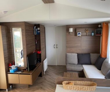 Séjour avec canapé d'angle et télévision dans le Mobilhomes Quiberon Camping Conguel Bord de Mer