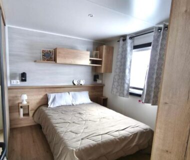 Chambre double avec lit et fenêtre dans le mobilhome Mobilhomes Quiberon Camping Conguel Bord de Mer