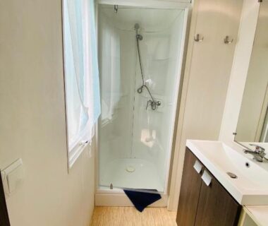 Salle de bain avec cabine de douche et lavabo des Mobilhomes de Pierrot