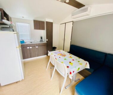 Intérieur avec kitchenette table et banquette dans un mobilhome Mobilhomes de Pierrot