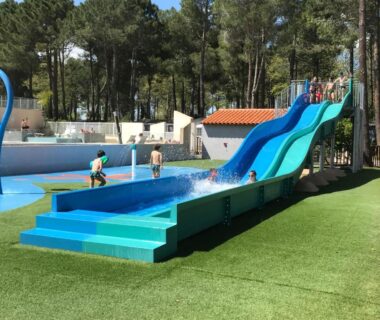 Piscine extérieure avec toboggans et pataugeoire aux Mobilhomes de Pierrot