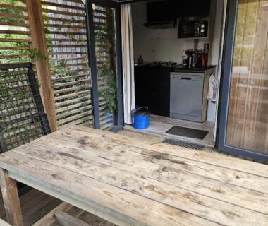 Terrasse couverte avec table en bois du Mobilhomme Privilège