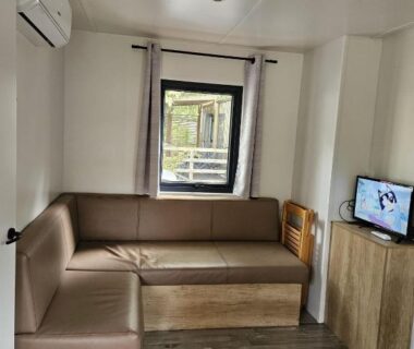 Séjour avec banquette et télévision dans le Mobilhomme Privilège
