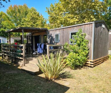 Terrasse en bois avec mobilier extérieur du Mobilhomme Privilège