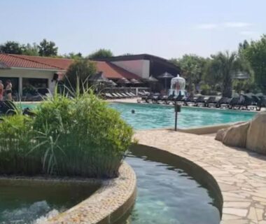 Espace piscine extérieur avec bassins passerelles et transats au Mobilhomme Privilège